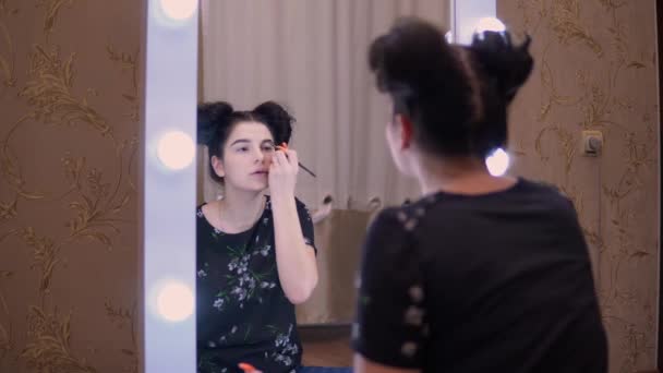 Junges Mädchen schminkt Natur, bürstet Augenbrauen, Visagistenspiegel, Beauty-Bloggerin - Filmmaterial, Video