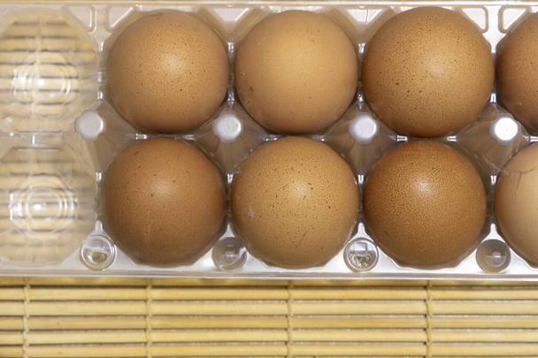 輸送用のタンパク質トレイプラスチックボックスと配達テーブルパターンポスターコンセプトの鶏の卵動物製品 - 写真・画像
