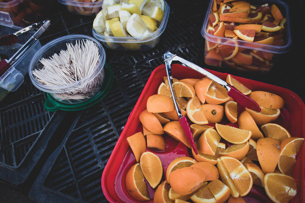 カリフォルニア州ロサンゼルスのファーマーズマーケットで採れる新鮮な柑橘類のサンプル - 写真・画像