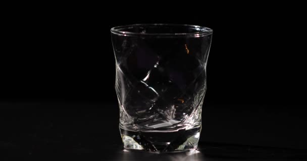 szklaną filiżankę w ciemności - Materiał filmowy, wideo