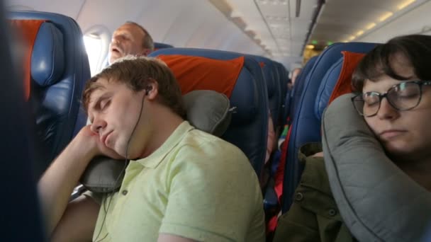飛行機の中で寝ている若いカップル - 映像、動画