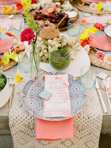 Uno scenario colorato tavolo in attesa di ospiti per una cena all'aperto
 - Foto, immagini