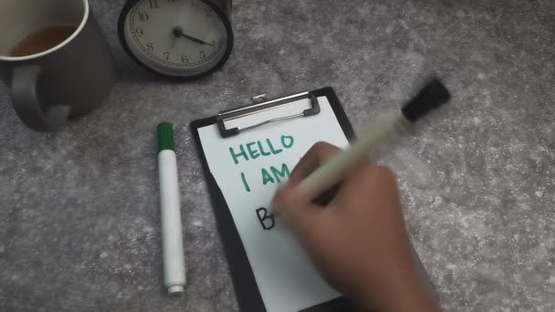 Nuori mies kirjoittaa Hello I Am a Beta Tester. 4k resoluutio
 - Materiaali, video