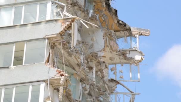Уничтоженное здание на строительной площадке
 - Кадры, видео