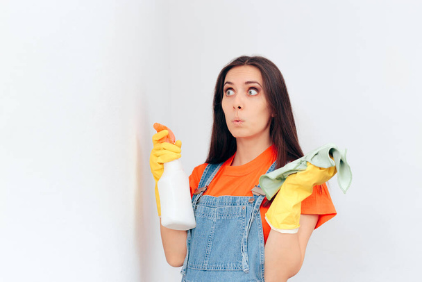 Woman Cleaning Washable Paint in House Cleaning Session - Foto, Imagem
