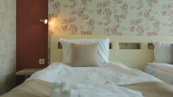 Łóżka w pokoju hotelowym - Materiał filmowy, wideo