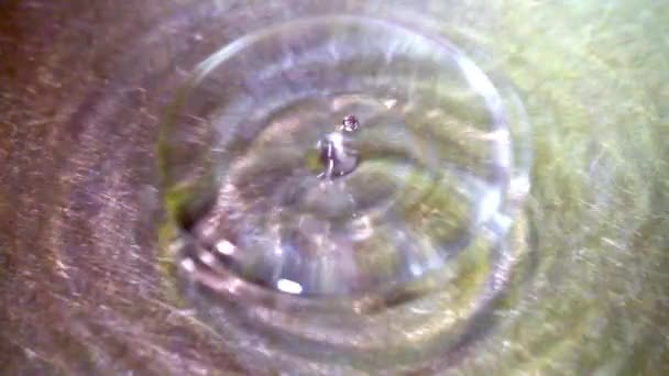 a drop of water falls into the water 120fps to 25 fps - Materiaali, video