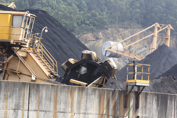 énorme excavatrice de charbon dans une mine
 - Photo, image