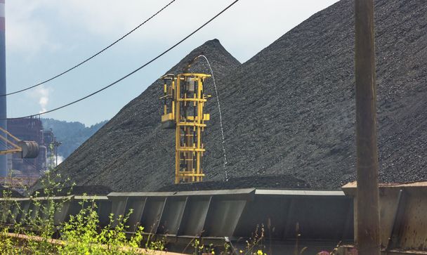 wagons de train sur le charbon dans une mine
 - Photo, image