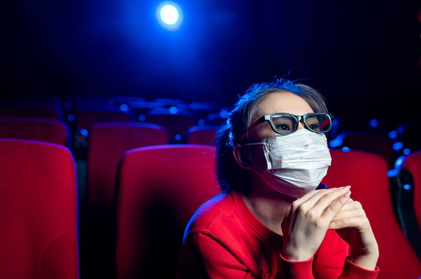doente máscara de cinema pessoa assistir filme vírus público
 - Foto, Imagem