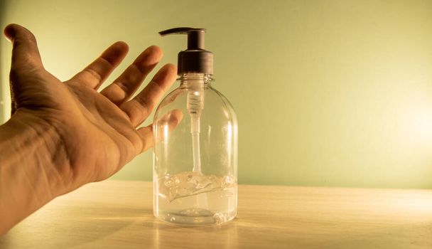 Flasche Alkohol-Gel. Menschliche Hand in Hand, um das Gelglas zu halten. Körperpflege. Reinigungsmittel. Comabte zu covid-19 - Foto, Bild