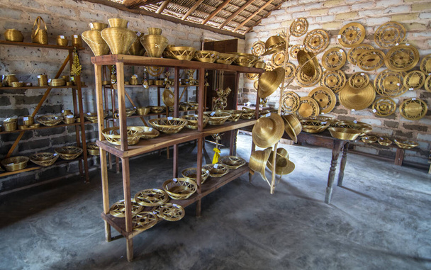Arany fű (Capim dourado) hadmande tárgyak. Egy kis bolt, amit helyi kézművesek működtetnek Mumbuca faluban.. - Fotó, kép