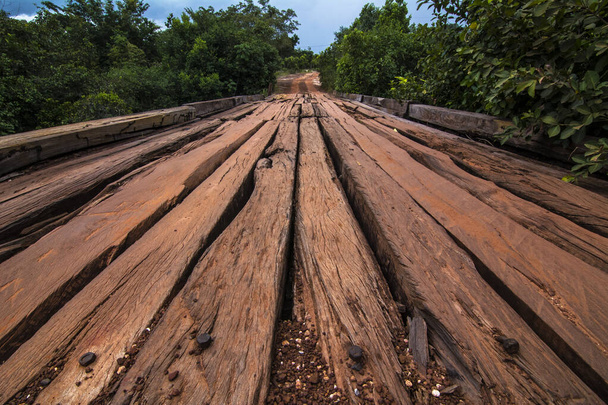 Деревянный мост в Халапао, недалеко от деревни Мумбука (capim dourado site
) - Фото, изображение
