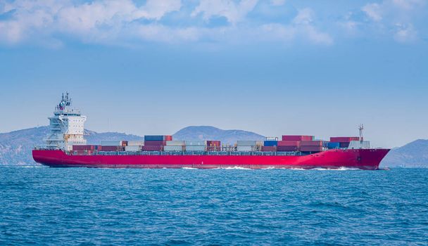 Контейнерний корабель бізнес імпорт логістики та транспортування контейнерним кораблем з фоном блакитного неба
. - Фото, зображення