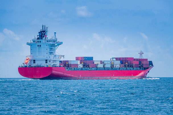 コンテナ船事業は、青空を背景としたコンテナ船による物流・輸送を輸入. - 写真・画像