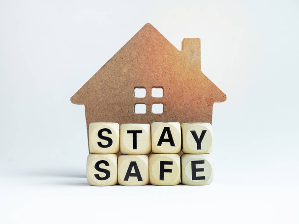 Rimani al sicuro. Parola "Stay Safe" con casa in legno isolata su sfondo bianco, soggiorno a casa, campagna sui social media per covid-19 o prevenzione pandemica coronavirus
. - Foto, immagini