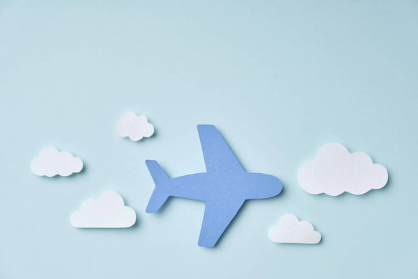 Renkli kağıttan el işi uçak ve bulutlar - Fotoğraf, Görsel
