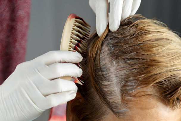 Friseur färbt Frau im Schönheitssalon die Haare. - Foto, Bild