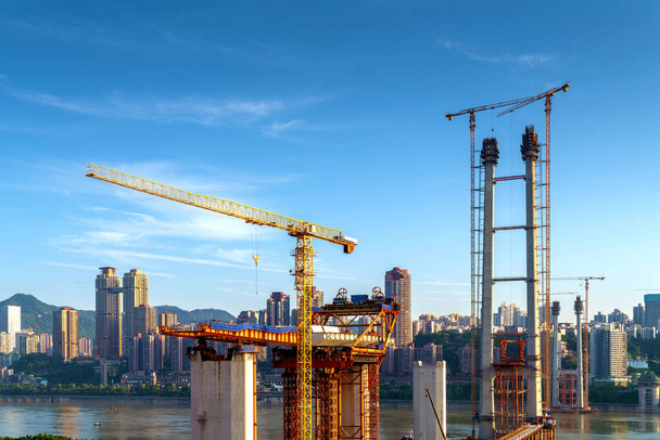 Brug bouwplaats, dat is een brug over de rivier de Yangtze, Chongqing, China. - Foto, afbeelding