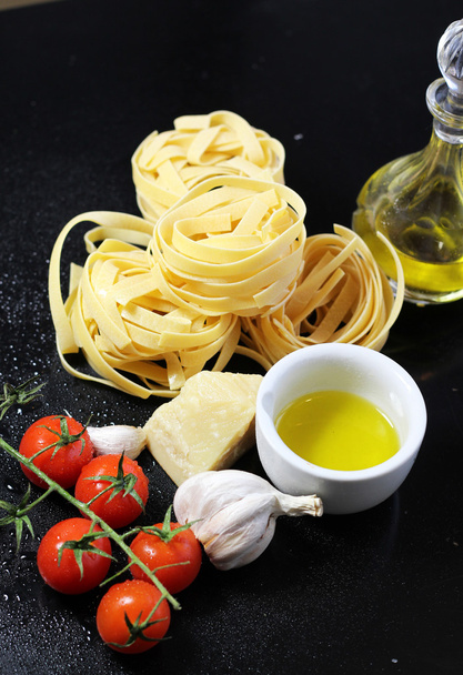 geleneksel İtalyan yemekleri tagliatelle malzemelerle - Fotoğraf, Görsel
