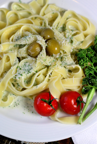 食材と伝統的なイタリア料理のタリアテッレ - 写真・画像