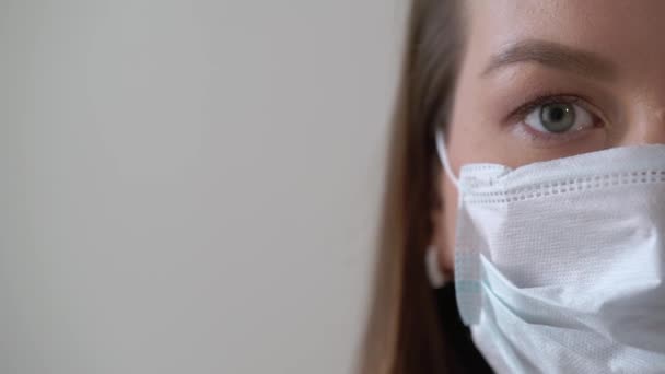 The girl wears a protective medical mask. Epidemic of coronavirus covid-2019 - Imágenes, Vídeo