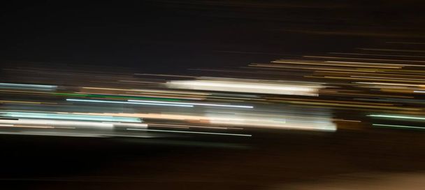 Karanlıkta fraktallarla hızlı hareket eden soyut ışık ve çizgiler - Fotoğraf, Görsel