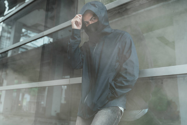 Homem vestindo um verdadeiro anti-poluição, anti-smog e vírus máscara facial, densa névoa no ar e olhar para a câmera
 - Foto, Imagem