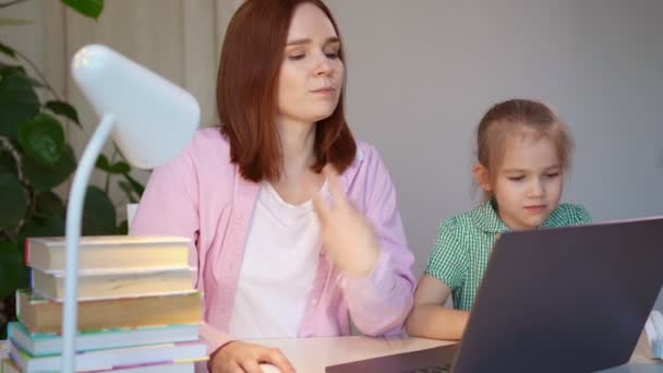 mom and little daughter lessons, distance learning - Imágenes, Vídeo