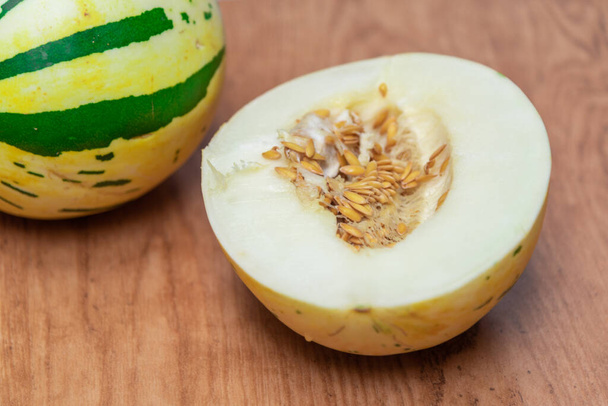 Melone ist eine erfrischende, gesunde Frucht. Obst, das vor allem im Sommer konsumiert wird. Viele der Vorteile der Melone rühren von ihrem hohen Wassergehalt her, der gegen Austrocknung hilft. - Foto, Bild