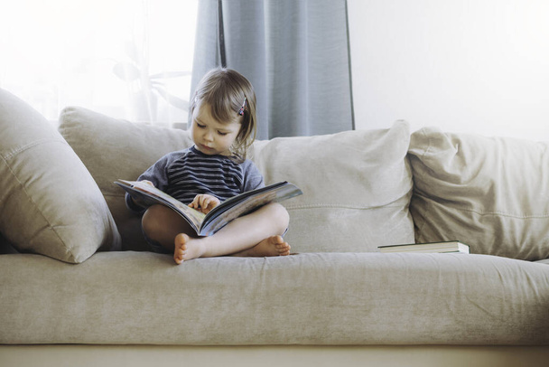 Mädchen lesen zu Hause. - Foto, Bild