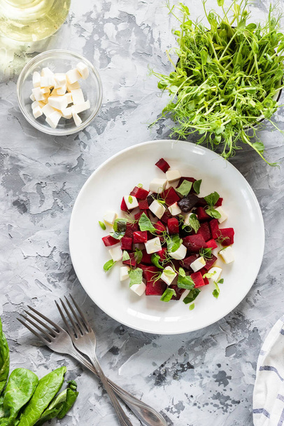 Светлый весенний и летний салат. Запеченные свеклы с сыром фета и побеги гороха
 - Фото, изображение