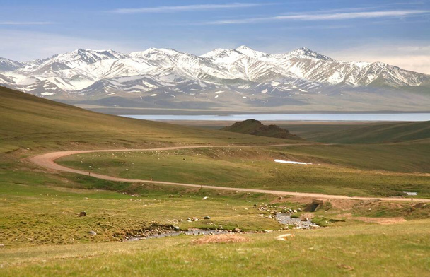   Το όμορφο γραφικό στο Song kul λίμνη, Naryn με τα βουνά Tian Shan του Κιργιστάν - Φωτογραφία, εικόνα