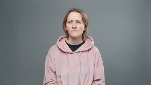 Videó fiatal gondolkodó nő rózsaszín pulóver - Felvétel, videó