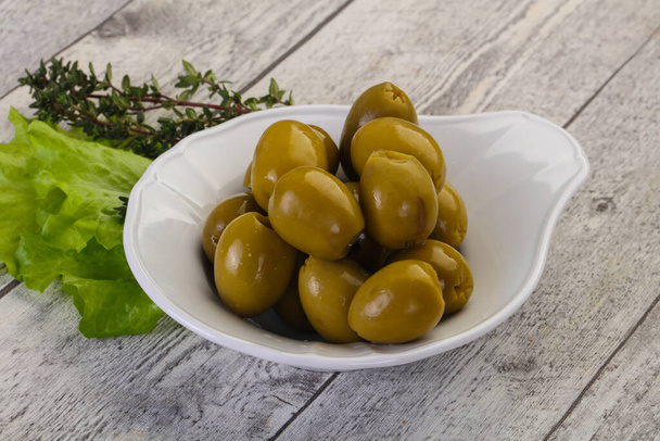 Великі зелені оливки в мисці
 - Фото, зображення