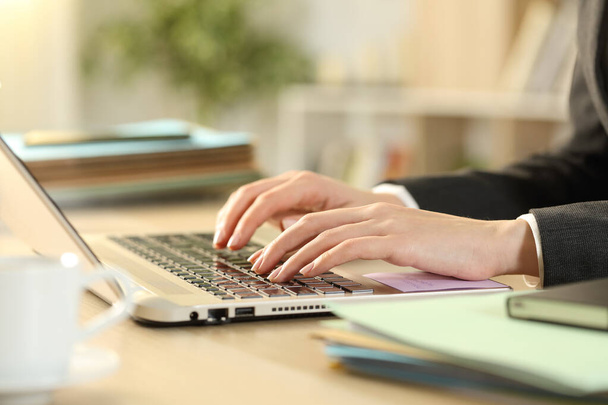Close up de empresário mulher mãos trabalhando digitação no laptop em uma mesa em casa
 - Foto, Imagem