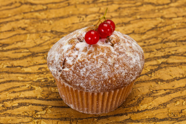 Süßer leckerer Muffin mit roten Johannisbeeren - Foto, Bild