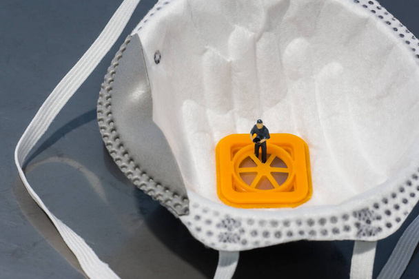 Minyatür insanlar: Maske kalite denetleme ekibi - Fotoğraf, Görsel