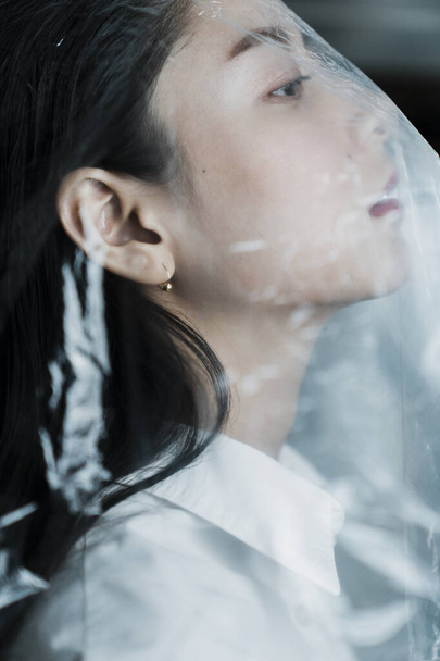 Rechte Seite der Frau in Plastiktüte mit Klimmzug. - Foto, Bild