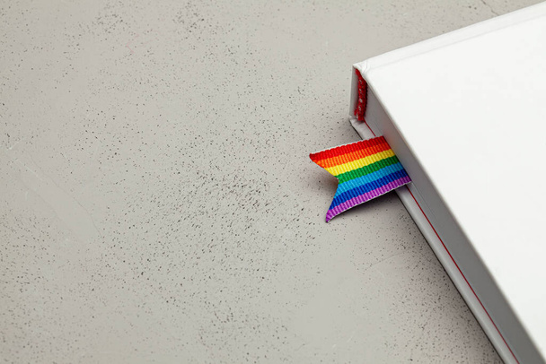Kniha se záložkou a duhovou stuhou LGBT hrdosti - Fotografie, Obrázek
