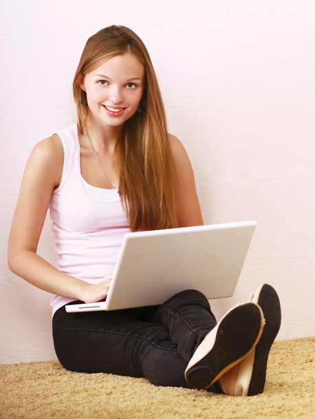 Une jeune fille avec un ordinateur portable
 - Photo, image