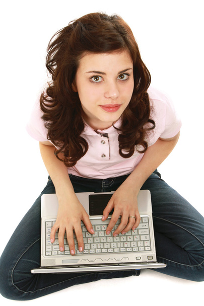 Молодая девушка, работающая на ноутбуке
 - Фото, изображение