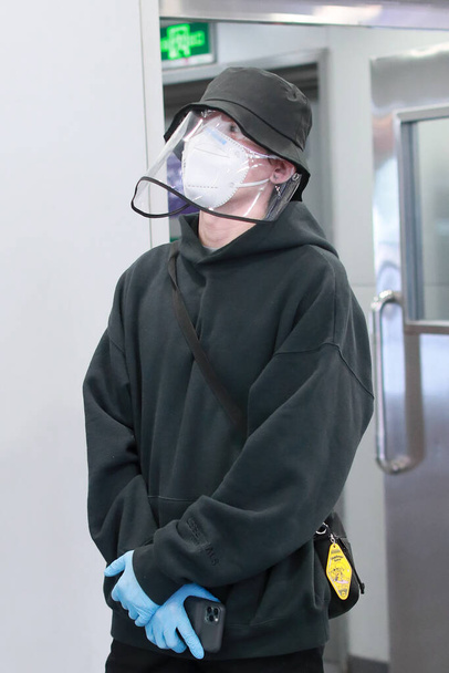Chinese actress and singer Xu Dongdong arrives at a Beijing airport before departure in Beijing, China, 19 April 2020. - Foto, Imagen