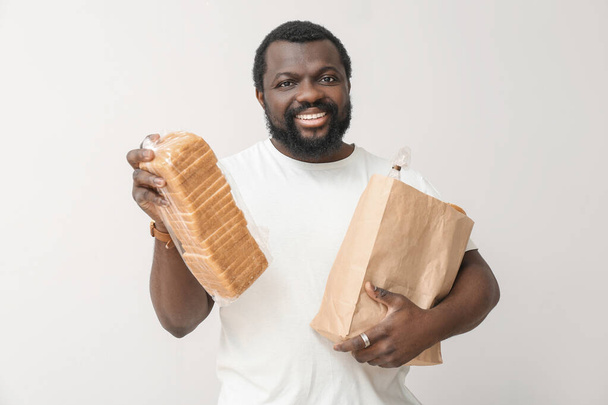 Афроамериканец со свежими продуктами с рынка на белом фоне
 - Фото, изображение