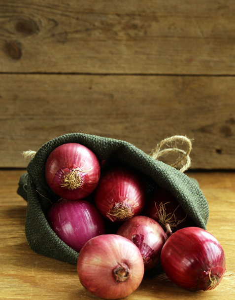 Rote Bio-Zwiebel auf einem Holztisch - Foto, Bild