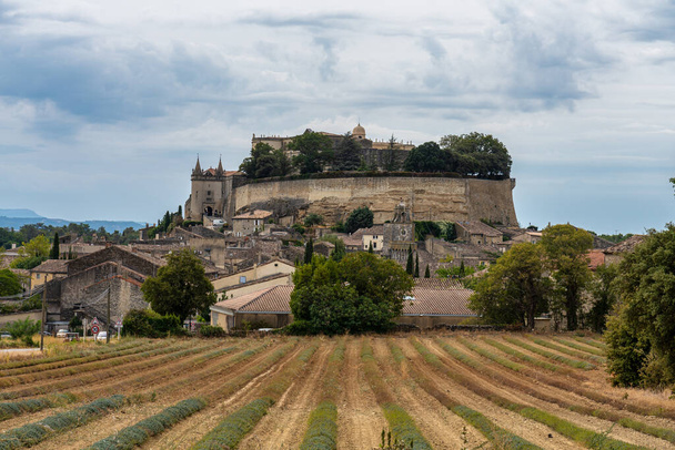 Grignan Şatosu, Drome Departmanı, Fransa 'daki Rhone-Alpes 12. yüzyıla dayanan ve Rönesans döneminde muhteşem bir konuta dönüştürülmüş güçlendirilmiş bir kaledir.. - Fotoğraf, Görsel