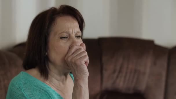 A woman has a strong cough - Video, Çekim