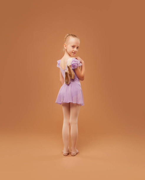 κορίτσι με ρούχα για χορό σε αίθουσα χορού - Φωτογραφία, εικόνα