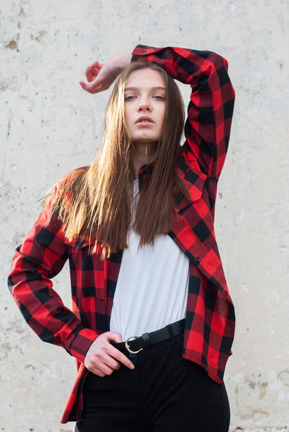 mooi hipster meisje in rood shirt poseren op wit grunge muur achtergrond - Foto, afbeelding