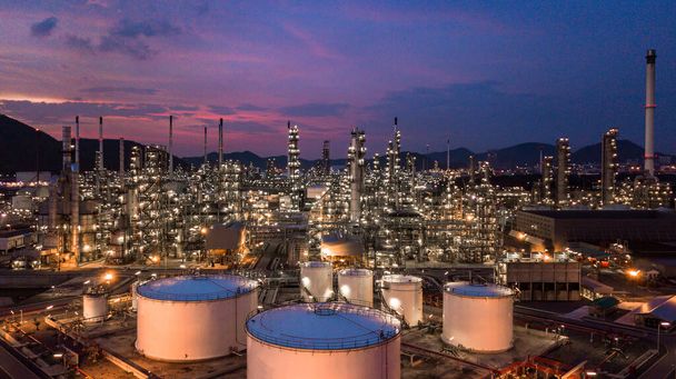 Luftbild Ölspeicher mit Ölraffinerie Hintergrund, Ölraffinerie Anlage in der Dämmerung. - Foto, Bild